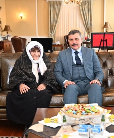 husna-turhan-ninenin-erzurum-valisi-ile-anlamli-ziyareti-LP5Xh64Q.jpg