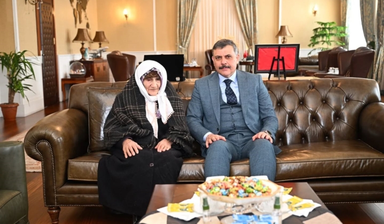 husna-turhan-ninenin-erzurum-valisi-ile-anlamli-ziyareti-LP5Xh64Q.jpg
