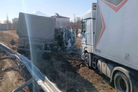 igdirda-hafriyat-kamyonu-ile-tir-carpisti-Z8GLH6Al.jpg