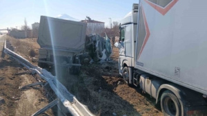igdirda-hafriyat-kamyonu-ile-tir-carpisti-Z8GLH6Al.jpg