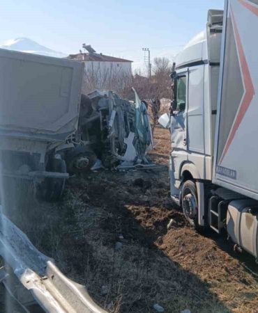 igdirda-hafriyat-kamyonu-ile-tir-carpisti-Z8GLH6Al.jpg