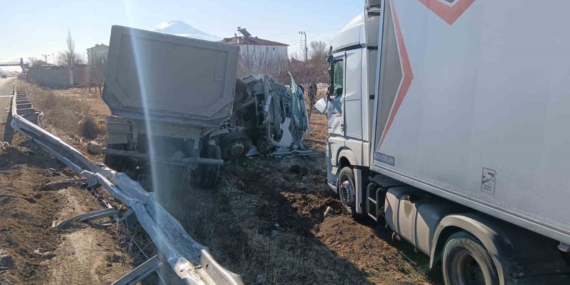 Iğdır'da Hafriyat Kamyonu ile Tır Çarpıştı Iğdır’da Hafriyat Kamyonu ile Tır Çarpıştı