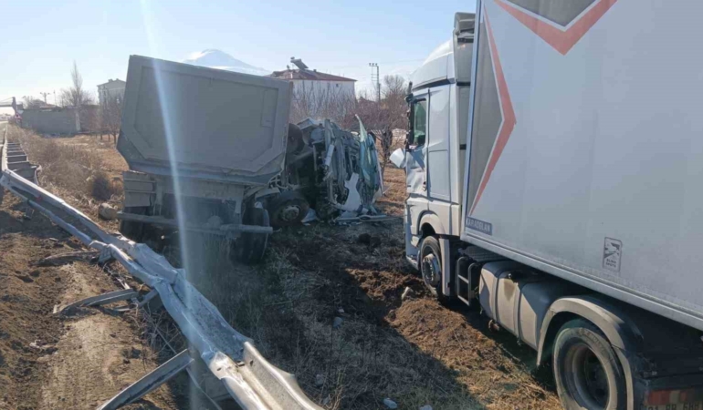 igdirda-hafriyat-kamyonu-ile-tir-carpisti-Z8GLH6Al.jpg