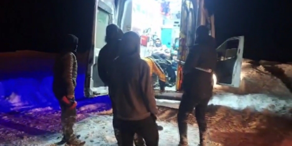 Kars'ta Kar Nedeniyle Mahsur Kalan Hasta, Ekiplerin Yardımıyla Hastaneye Ulaştırıldı Kars’ta Kar Nedeniyle Mahsur Kalan Hasta, Ekiplerin Yardımıyla Hastaneye Ulaştırıldı
