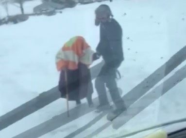 Kars'ta Mahsur Kalan Hasta Kadın Kurtarıldı Kars’ta Mahsur Kalan Hasta Kadın Kurtarıldı