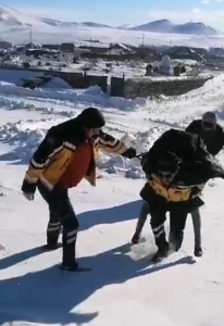 karsta-saglik-calisanlarinin-fedakarligi-karla-kapli-yolda-yasli-hastaya-ulasma-mucadelesi-aEbqkLDc.jpg