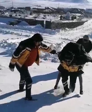 karsta-saglik-calisanlarinin-fedakarligi-karla-kapli-yolda-yasli-hastaya-ulasma-mucadelesi-aEbqkLDc.jpg