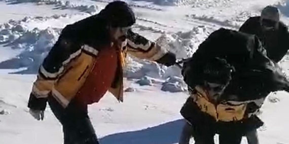 Kars'ta Sağlık Çalışanlarının Fedakarlığı: Karla Kaplı Yolda Yaşlı Hastaya Ulaşma Mücadelesi Kars’ta Sağlık Çalışanlarının Fedakarlığı: Karla Kaplı Yolda Yaşlı Hastaya Ulaşma Mücadelesi