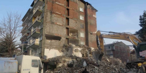 Malatya'da Yıkım Sırasında Bina Hasarı ve Tahliye İşlemleri Malatya’da Yıkım Sırasında Bina Hasarı ve Tahliye İşlemleri