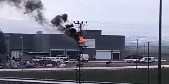 Mardin Nusaybin'de Trafoda Yangın: İtfaiye Ekipleri Hızla Müdahale Etti Mardin Nusaybin’de Trafoda Yangın: İtfaiye Ekipleri Hızla Müdahale Etti