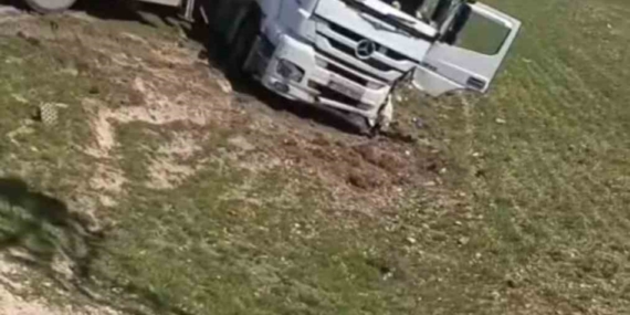 Mardin'de Tır ve Cip Çarpıştı: Maddi Hasar, Yaralı Yok Mardin’de Tır ve Cip Çarpıştı: Maddi Hasar, Yaralı Yok