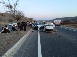 mardinin-mazidagi-ilcesinde-trafik-kazasi-10-yarali-WheMnhJF.jpg
