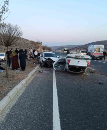 Mardin'in Mazıdağı İlçesinde Trafik Kazası: 10 Yaralı mardinin-mazidagi-ilcesinde-trafik-kazasi-10-yarali-WheMnhJF.jpg