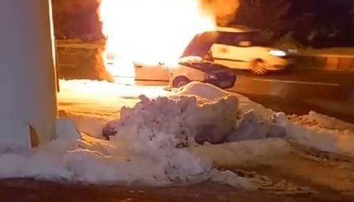 Muş-Bingöl Kara Yolunda Otomobil Yangını Paniği Muş-Bingöl Kara Yolunda Otomobil Yangını Paniği