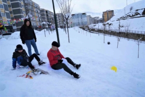 musta-ailelerle-kar-keyfi-lala-vadisinde-kis-eglencesi-vabFPFDz.jpg