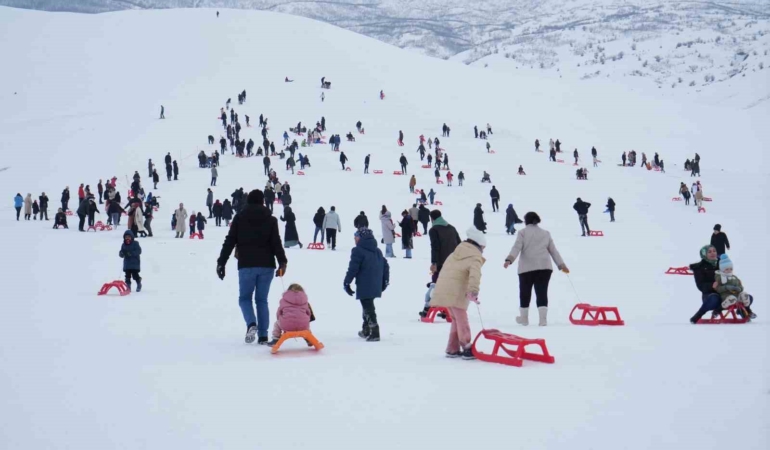 musta-guzeltepe-kayak-merkezinde-kar-keyfi-DCX9lbdg.jpg