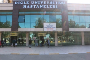 musta-teneffuste-buz-kutlesi-dusen-ogrenci-hastanede-tedavi-altinda-GMQBV5XU.jpg
