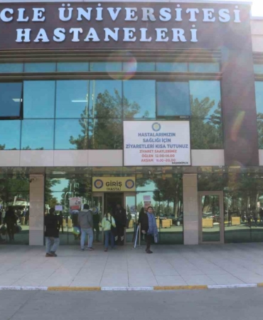 musta-teneffuste-buz-kutlesi-dusen-ogrenci-hastanede-tedavi-altinda-GMQBV5XU.jpg