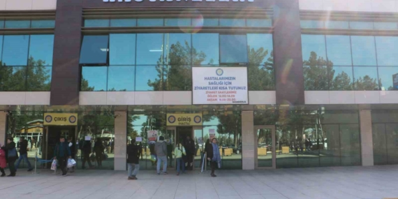 Muş'ta Teneffüste Buz Kütlesi Düşen Öğrenci Hastanede Tedavi Altında Muş’ta Teneffüste Buz Kütlesi Düşen Öğrenci Hastanede Tedavi Altında