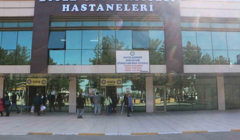 musta-teneffuste-buz-kutlesi-dusen-ogrenci-hastanede-tedavi-altinda-GMQBV5XU.jpg