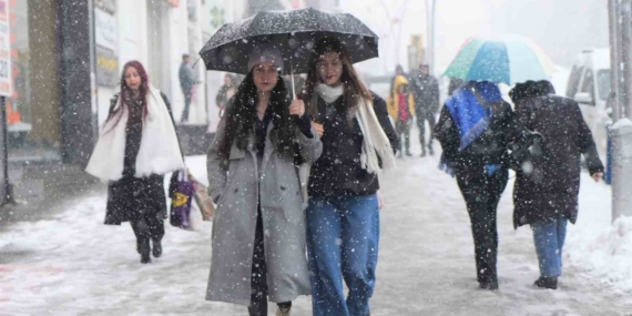 Muş'ta Yoğun Kar Yağışı Hayatı Olumsuz Etkiledi Muş’ta Yoğun Kar Yağışı Hayatı Olumsuz Etkiledi