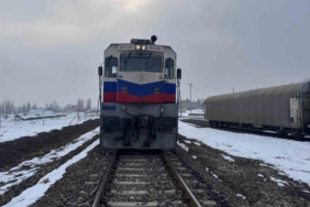musta-yuk-treni-otomobile-carpti-1-yarali-QqQYCwUO.jpg