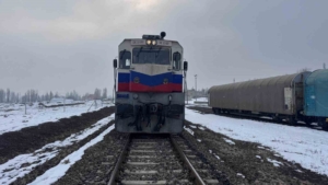 musta-yuk-treni-otomobile-carpti-1-yarali-QqQYCwUO.jpg