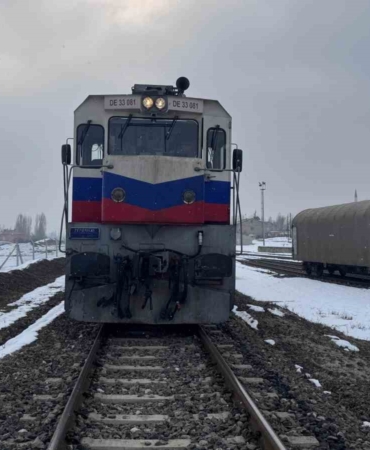 musta-yuk-treni-otomobile-carpti-1-yarali-QqQYCwUO.jpg