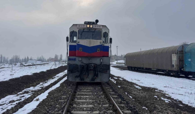 musta-yuk-treni-otomobile-carpti-1-yarali-QqQYCwUO.jpg