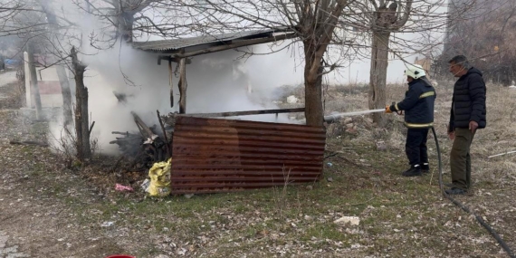 Odunlukta çıkan yangın evlere sıçramadan söndürüldü