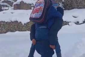 ogretmenin-fedakarligi-karda-yuruyemeyen-ogrencisini-tasidi-yypNw3aE.jpg
