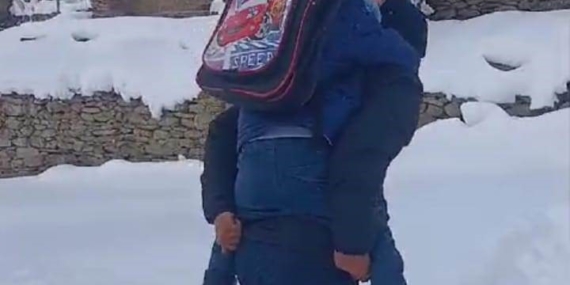 Öğretmenin Fedakarlığı: Karda Yürüyemeyen Öğrencisini Taşıdı Öğretmenin Fedakarlığı: Karda Yürüyemeyen Öğrencisini Taşıdı