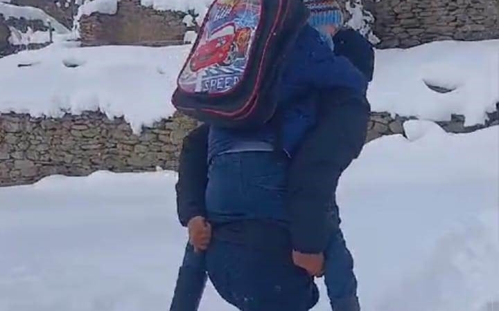 ogretmenin-fedakarligi-karda-yuruyemeyen-ogrencisini-tasidi-yypNw3aE.jpg