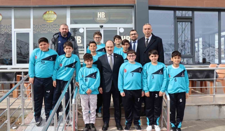 oltu-cumhuriyet-ortaokulu-erkekler-voleybol-takimi-turkiye-finaline-yukseldi-bEcXUsWG.jpg