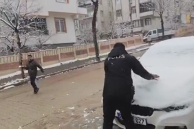 polisler-cocuklarla-kar-topu-oynadi-1jZrzabx.jpg