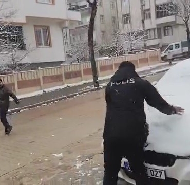 polisler-cocuklarla-kar-topu-oynadi-1jZrzabx.jpg