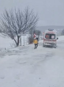 posofta-ambulans-icin-yol-acma-calismalari-zorlu-gecti-Q6YAFBxt.jpg