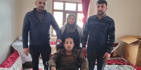 Serkan Kaşkan'a Akülü Tekerlekli Sandalye Yardımı Serkan Kaşkan’a Akülü Tekerlekli Sandalye Yardımı