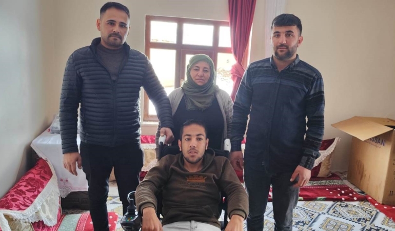 serkan-kaskana-akulu-tekerlekli-sandalye-yardimi-HMXguvAe.jpg