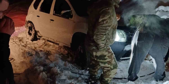 Siirt-Şirvan Karayolu'nda Mahsur Kalan Aile Kurtarıldı Siirt-Şirvan Karayolu’nda Mahsur Kalan Aile Kurtarıldı