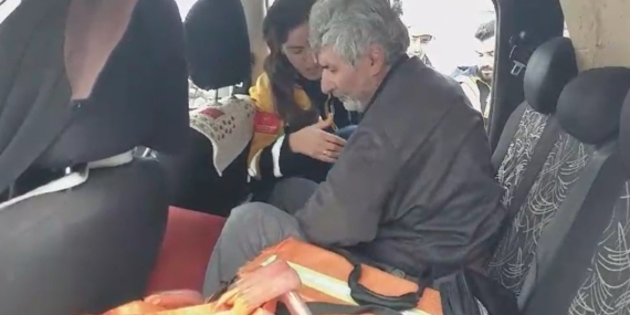 Siirt'te Kar Yağışı Nedeniyle Mahsur Kalan Hasta Kurtarıldı Siirt’te Kar Yağışı Nedeniyle Mahsur Kalan Hasta Kurtarıldı