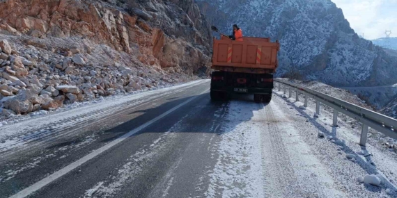 Siirt'te Kar Yağışı Sonrası Tuzlama Çalışmaları Siirt’te Kar Yağışı Sonrası Tuzlama Çalışmaları