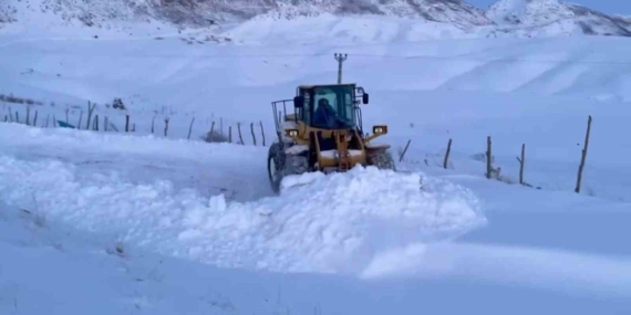 Siirt'te Kar Yağışı Sonrası Ulaşım Yeniden Sağlandı Siirt’te Kar Yağışı Sonrası Ulaşım Yeniden Sağlandı