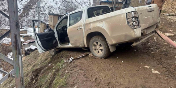 Siirt'te Şarampole Yuvarlanan Araç Kurtarıldı Siirt’te Şarampole Yuvarlanan Araç Kurtarıldı