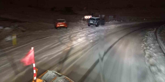 Siirt'te Yoğun Kar Yağışı Nedeniyle Ulaşımda Aksamalar Siirt’te Yoğun Kar Yağışı Nedeniyle Ulaşımda Aksamalar