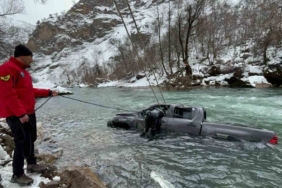 tunceli-ovacik-karayolunda-otomobil-munzur-cayina-dustu-VfEL93J3.jpg