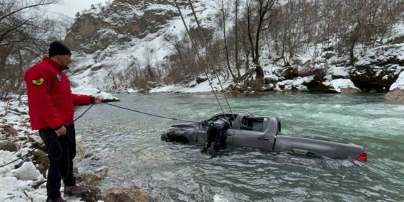 Tunceli-Ovacık Karayolunda Otomobil Munzur Çayı'na Düştü Tunceli-Ovacık Karayolunda Otomobil Munzur Çayı’na Düştü
