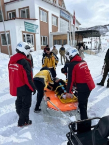 tuncelide-kayak-kazasi-jandarma-ekibi-yarali-kadini-kurtardi-cU6NlZb9.jpg