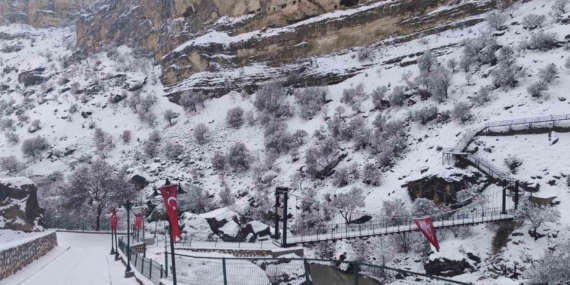 Tunceli'de Urartu Dönemine Ait Tarihi İn Delikleri Kartpostal Gibi Görünüyor Tunceli’de Urartu Dönemine Ait Tarihi İn Delikleri Kartpostal Gibi Görünüyor