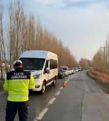 vanda-gerceklestirilen-trafik-denetimleri-sonucu-80-arac-trafikten-men-edildi-vppJBSyq.jpg